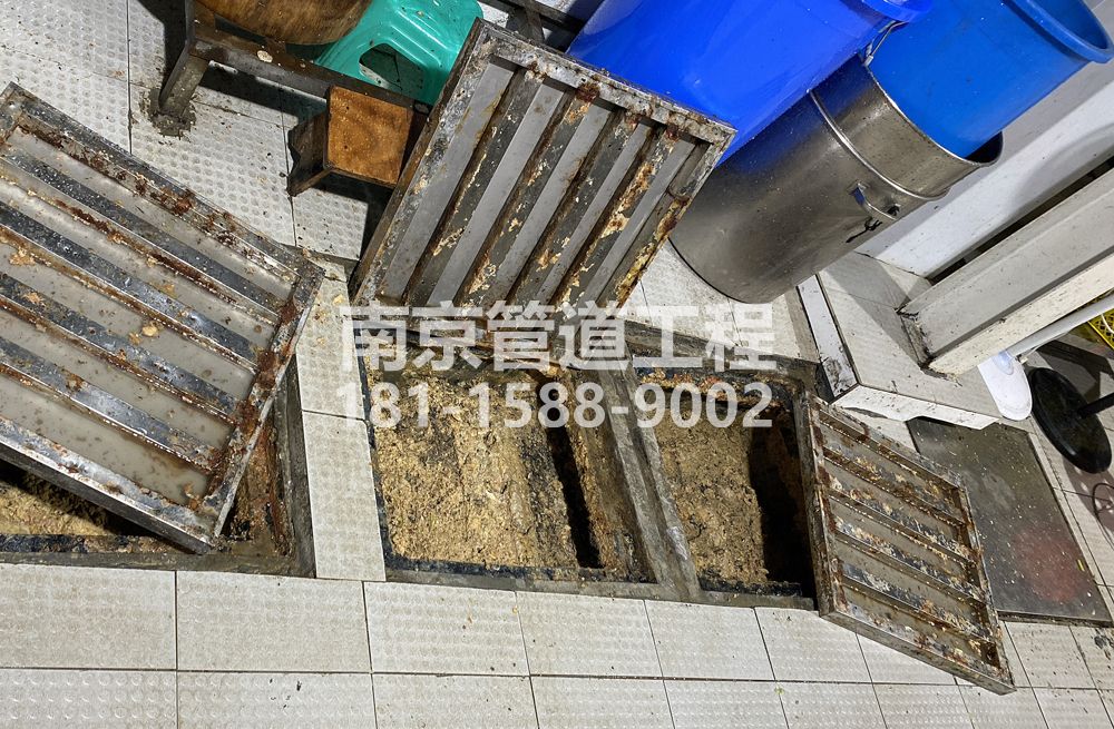 278桐庐城管中队食堂隔油池清理